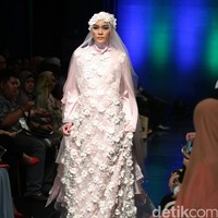 Oki Setiana Dewi Bridal Romantic Rhapsody Indonesia Fashion Week 2016. at Jakarta Convention Center. Senayan. Jakarta. [Foto: Mohamamd Abduh/Wolipop]