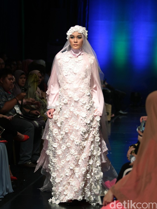Oki Setiana Dewi Bridal Romantic Rhapsody Indonesia Fashion Week 2016. at Jakarta Convention Center. Senayan. Jakarta. [Foto: Mohamamd Abduh/Wolipop]