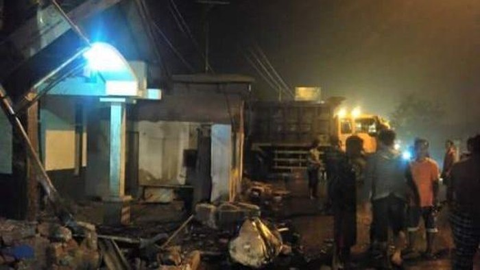 Truk Fuso Tabrak 2 Rumah di Mojokerto, Tak Ada Korban