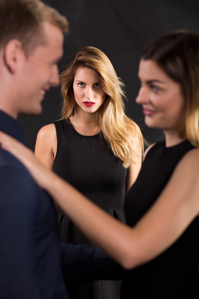 Meskipun sudah jadi masa lalu, 29 persen orang akan tetap menganggap kekasihnya berselingkuh jika jalan bareng mantannya. Foto: Thinkstock