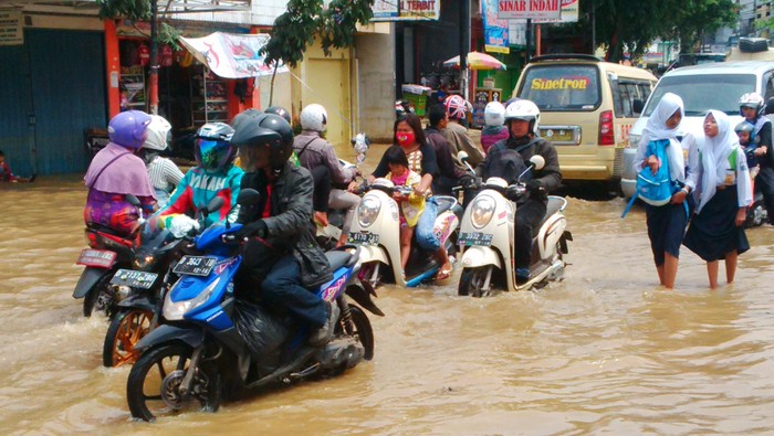 Kendaraan Terobos Sungai di Pusat Kota Dayeuhkolot
