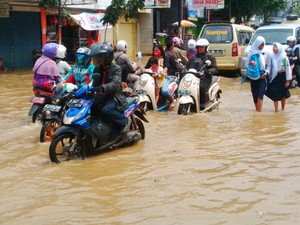 Kendaraan Terobos Sungai di Pusat Kota Dayeuhkolot