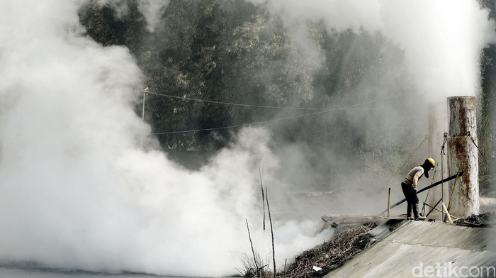 PT Pertamina Persero melalui anak perusahaannya PT Pertamina Geothermal Energy (PGE) menunjukkan keseriusannya dalam pengembangan sumber energi terbarukan. Hal ini dibuktikan dengan progress pembangunan Pembangkit Listrik Tenaga Panas Bumi (PLTP) yang dilakukan di daerah Tompaso Sulawesi Utara lebih cepat dari target yang ditentukan. Rengga Sancaya/detikcom.
