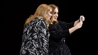 Ia mengajak Emily, wanita yang sering mengunggah video tutorial make-up layaknya artis Hollywood itu untuk naik ke atas panggung. Gareth Cattermole/Getty Images/detikFoto.