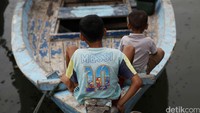 Berpenampilan seadanya, mereka bermain di atas perahu atau sampah.