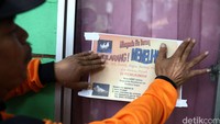 Petugas juga menempelkan stiker dilarang memelihara unggas.