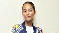 Ia tampil kasual dengan kaus putih, jaket bermotif warna warni, dan celana panjang putih. Pool/Noel/detikFoto.