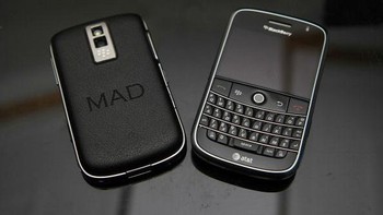 BlackBerry Bold dirilis tahun 2008 dengan keistimewaan punya trackball serta keyboard fisiknya tak ada tandingnya. Rasanya menarik juga kalau handset semacam ini ada lagi dengan harga terjangkau. Foto: Getty Images