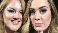 Adele berfoto bersama seorang fans, Emily yang kembar dengannya. dok. twitter/Tom Winkler