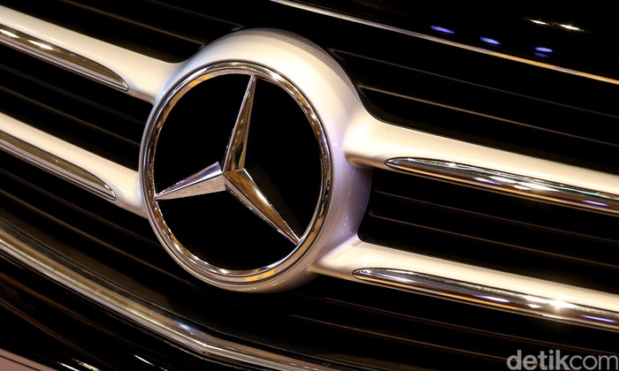 Logo mobil asal Jerman Mercedez-Benz (mercy).