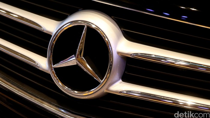 Logo mobil asal Jerman Mercedez-Benz (mercy).