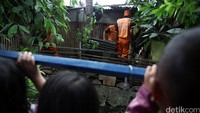 Warga tampak pasrah ketika unggas mereka diambil petugas.