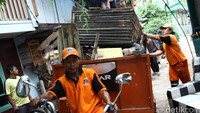 Petugas juga merazia kandang unggas tersebut.