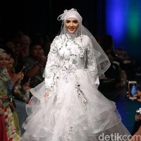 Oki Setiana Dewi Bridal Romantic Rhapsody Indonesia Fashion Week 2016. at Jakarta Convention Center. Senayan. Jakarta. [Foto: Mohamamd Abduh/Wolipop]