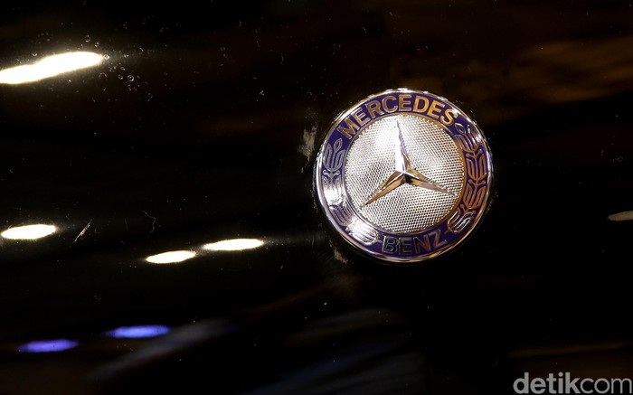 Logo mobil asal Jerman Mercedez-Benz (mercy).