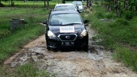 Jalan yang berlumpur juga dilahap.