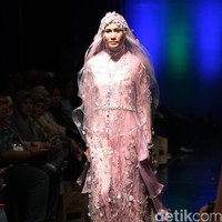 Oki Setiana Dewi Bridal Romantic Rhapsody Indonesia Fashion Week 2016. at Jakarta Convention Center. Senayan. Jakarta. [Foto: Mohamamd Abduh/Wolipop]