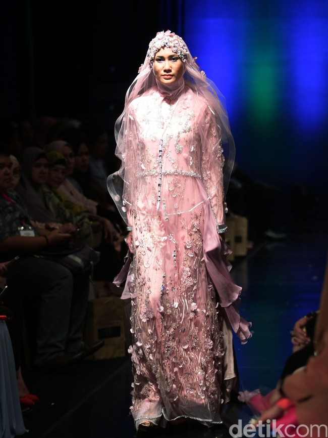 Oki Setiana Dewi Bridal Romantic Rhapsody Indonesia Fashion Week 2016. at Jakarta Convention Center. Senayan. Jakarta. [Foto: Mohamamd Abduh/Wolipop]