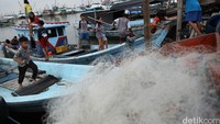 Anak-anak bermain di atas perahu di kawasan Luar Batang, Jakarta, Selasa (29/3).