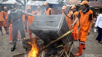 Kandang-kandang tersebut kemudian dibakar.