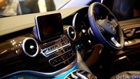 Beberapa fitur lain yang ditawarkan oleh The New V-Class diantaranya steering wheel multifungsi dengan 12 tombol dan tuas DIRECT SELECT dimana steering wheel secara bergantian saling mengayuh seperti touchpad inovatif, yang bisa diaplikasikan dalam fungsi telematik untuk dioperasikan oleh gesture tubuh atau dengan memasukkan beberapa karakter huruf seperti pada smartphone.