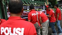 Spanduk tersebut cukup jelas terlihat oleh pengunjung mall.