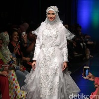 Oki Setiana Dewi Bridal Romantic Rhapsody Indonesia Fashion Week 2016. at Jakarta Convention Center. Senayan. Jakarta. [Foto: Mohamamd Abduh/Wolipop]