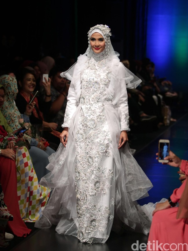 Oki Setiana Dewi Bridal Romantic Rhapsody Indonesia Fashion Week 2016. at Jakarta Convention Center. Senayan. Jakarta. [Foto: Mohamamd Abduh/Wolipop]