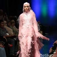 Oki Setiana Dewi Bridal Romantic Rhapsody Indonesia Fashion Week 2016. at Jakarta Convention Center. Senayan. Jakarta. [Foto: Mohamamd Abduh/Wolipop]