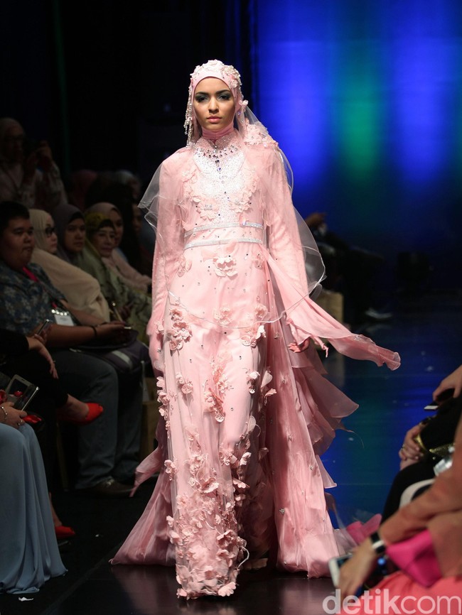 Oki Setiana Dewi Bridal Romantic Rhapsody Indonesia Fashion Week 2016. at Jakarta Convention Center. Senayan. Jakarta. [Foto: Mohamamd Abduh/Wolipop]