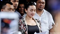 Ia pun membacakan surat yang ditulis oleh dirinya sendiri. Pool/Noel/detikFoto.