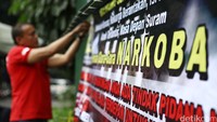 Dengan adanya spanduk ini, diharapkan masyarakat akan semakin sadar akan bahayanya narkoba.