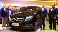 Hadir dalam peluncuran itu (kiri-kanan) President&CEO Mercedez-Benz Indonesia Roelof Lamberts, Deputy Sales Operation Mercedez-Benz Indonesia Kerry Hardjosoemarto, Deputy Director Product Management& Homologation Mercedez-Benz Indonesia Carsten Bauer, Deputy Director Marketing Communication Hari Arifianto.