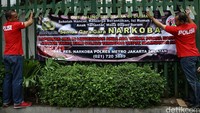 Petugas kepolisian dari Satuan Reserse Narkoba Polres Jakarta Selatan memasang spanduk himbauan bahaya narkoba di kawasan Blok M, Jakarta Selatan, Rabu (30/03/2016).