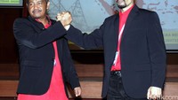 Ketua Umum SP PLN, Djumadis Abda melakukan salam komando dengan Sekjen SP PLN, M Abrar Ali setelah terpilih secara aklamasi.