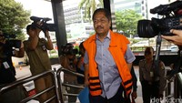 Budi tiba sekitar pukul 11.30 WIB, Rabu (30/3/2016), di Gedung KPK, Jl HR Rasuna Said, dengan mengenakan rompi tahanan KPK.