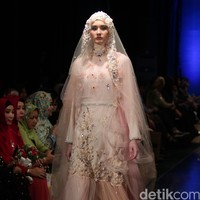 Oki Setiana Dewi Bridal Romantic Rhapsody Indonesia Fashion Week 2016. at Jakarta Convention Center. Senayan. Jakarta. [Foto: Mohamamd Abduh/Wolipop]