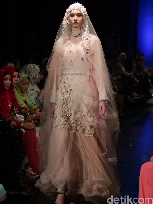 Oki Setiana Dewi Bridal Romantic Rhapsody Indonesia Fashion Week 2016. at Jakarta Convention Center. Senayan. Jakarta. [Foto: Mohamamd Abduh/Wolipop]
