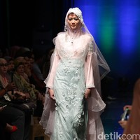 Oki Setiana Dewi Bridal Romantic Rhapsody Indonesia Fashion Week 2016. at Jakarta Convention Center. Senayan. Jakarta. [Foto: Mohamamd Abduh/Wolipop]