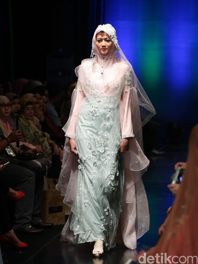 Oki Setiana Dewi Bridal Romantic Rhapsody Indonesia Fashion Week 2016. at Jakarta Convention Center. Senayan. Jakarta. [Foto: Mohamamd Abduh/Wolipop]