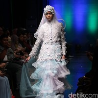 Oki Setiana Dewi Bridal Romantic Rhapsody Indonesia Fashion Week 2016. at Jakarta Convention Center. Senayan. Jakarta. [Foto: Mohamamd Abduh/Wolipop]