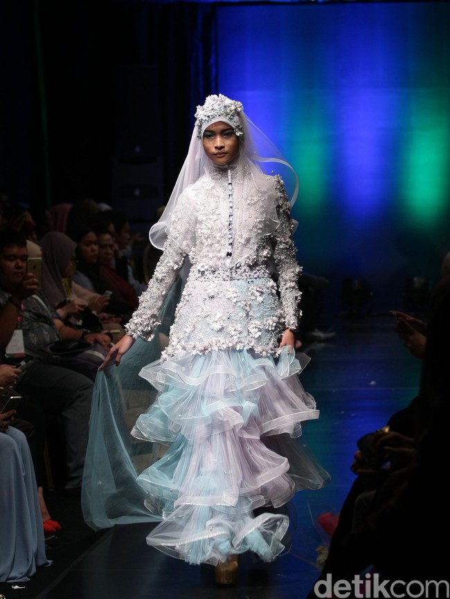 Oki Setiana Dewi Bridal Romantic Rhapsody Indonesia Fashion Week 2016. at Jakarta Convention Center. Senayan. Jakarta. [Foto: Mohamamd Abduh/Wolipop]