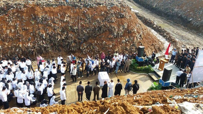 Walkot Makassar Lantik 435 Kepala Sekolah di Tempat Pembuangan Sampah