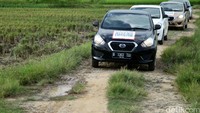 Banyaknya jalanan berlubang dan truk besar, menjadi tantangan bagi risers dalam melakukan manuver.