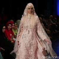 Oki Setiana Dewi Bridal Romantic Rhapsody Indonesia Fashion Week 2016. at Jakarta Convention Center. Senayan. Jakarta. [Foto: Mohamamd Abduh/Wolipop]