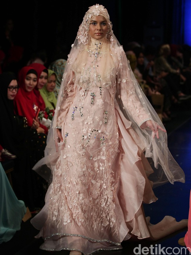 Oki Setiana Dewi Bridal Romantic Rhapsody Indonesia Fashion Week 2016. at Jakarta Convention Center. Senayan. Jakarta. [Foto: Mohamamd Abduh/Wolipop]