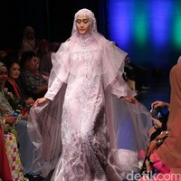 Oki Setiana Dewi Bridal Romantic Rhapsody Indonesia Fashion Week 2016. at Jakarta Convention Center. Senayan. Jakarta. [Foto: Mohamamd Abduh/Wolipop]