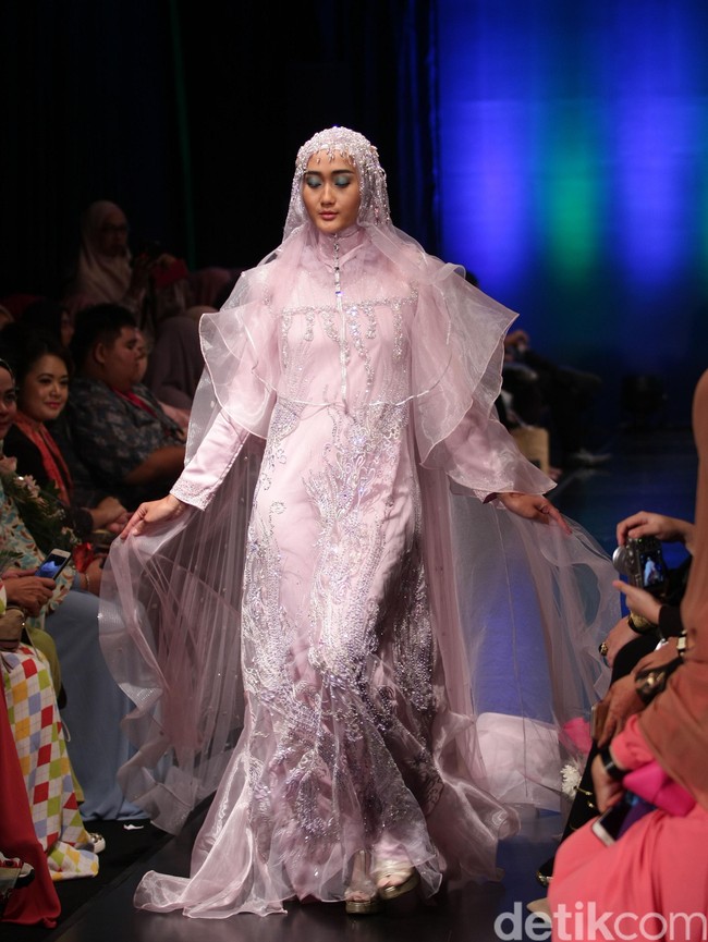 Oki Setiana Dewi Bridal Romantic Rhapsody Indonesia Fashion Week 2016. at Jakarta Convention Center. Senayan. Jakarta. [Foto: Mohamamd Abduh/Wolipop]