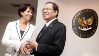 Menko Maritim dan Sumber Daya Rizal Ramli berjabat tangan dengan Wapres Swiss Doris Leuthard sebelum melangsungkan pertemuan di Kantor Kemenko Maritim, Jakarta, Rabu (30/3). Istimewa