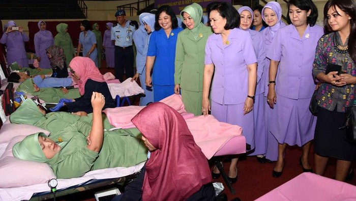 Memperingati HUT ke-52, Dharma Pertiwi menggelar kegiatan donor darah dan khitanan massal di Mabes TNI, Cilangkap, Jakarta Timur, Selasa (29/3/2016).